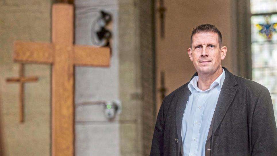 Herr Pastor OLAF LATZEL. was haben sie gegen Schwule?