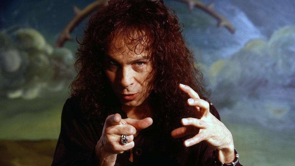 Am 16. Mai 2010 verstarb der “Erfinder” der Satansgabel (Satanszeichen) Ronnie James Dio.