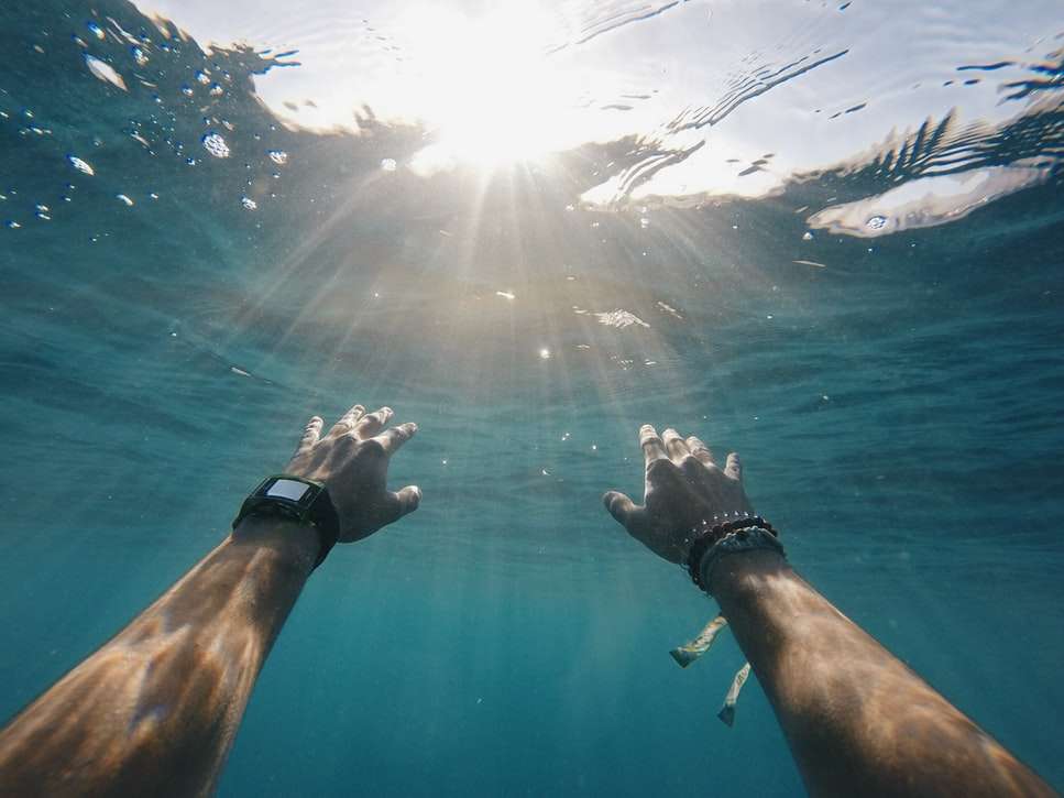 Ungläubige Menschen sind so hohl, dass sie leicht schwimmen könnten. Aber sie gehen unter, weil sie nicht ganz dicht sind!