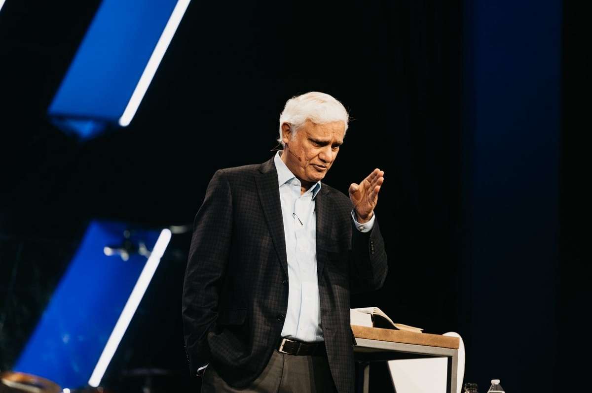 Ravi Zacharias, einer der großen christlichen Apologeten unserer Zeit, ist in die Straßen der Herrlichkeit und in die Gegenwart des Königs der Könige und des Herrn der Herren getreten.