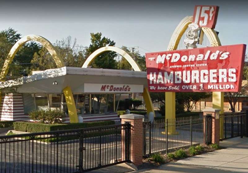 Mai 1940 eröffneten Richard und Maurice McDonald in Kalifornien ihre erste Filiale. „McDonald’s Bar-B-Que“ hieß der Laden damals.