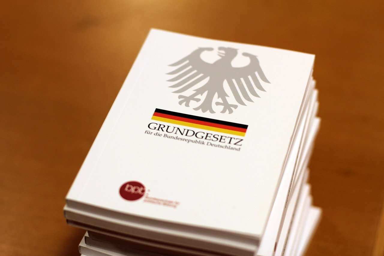 Heute wird dir verboten das Grundgesetz zu verteilen. Morgen ist es die Bibel! Gott schütze uns!