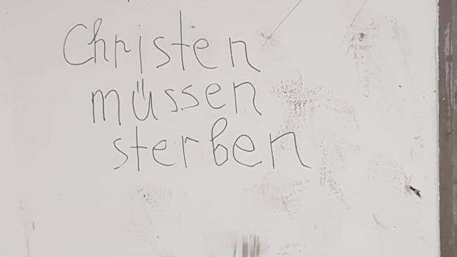 Graffiti an einer Bahnhaltestelle.