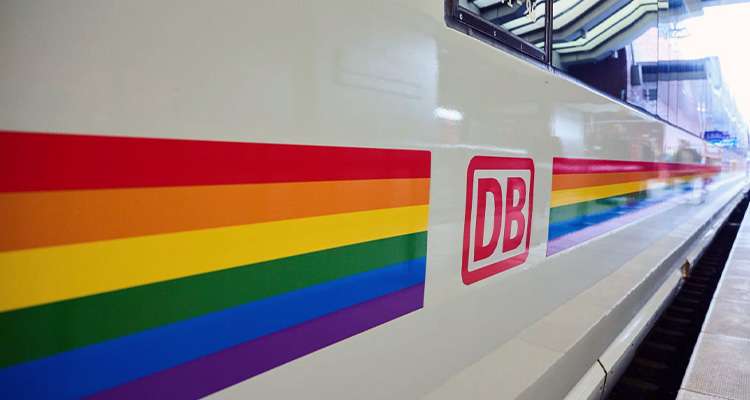 Die Deutsche Bahn muss ihren Kunden künftig beim Ticketkauf im Internet eine geschlechtsneutrale Ansprache anbieten.