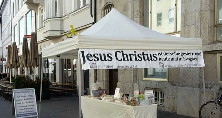 Neulich sagte ein Passant am Büchertisch: „Ich bin überzeugter Atheist. Gott hat mir doch einen Verstand gegeben!“ GB