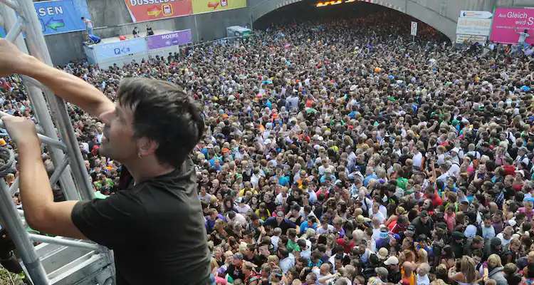 24. Juli 2010 Massenpanik bei der Loveparade in Duisburg kostet 21 Menschen das Leben, 511 werden verletzt.