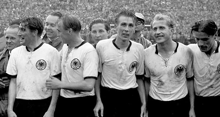Am 4. Juli 1954 gewinnt Außenseiter Deutschland zum ersten Mal die Fußballweltmeisterschaft.