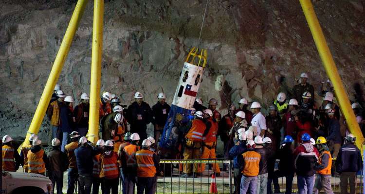 Am 5. August 2010 werden 33 Bergleute in einer Kupfermine in Chile in etwa 700 Meter Tiefe verschüttet. Es geschah ein Wunder Gottes.