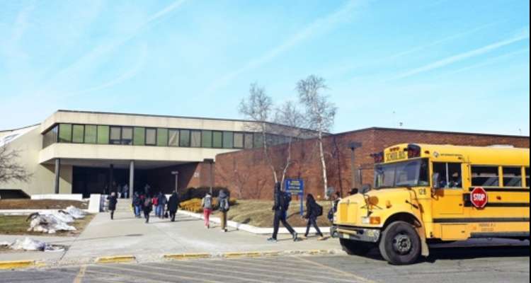 USA rudert zurück: Schule wollte, dass die Lehrerin ein Mädchen als “ER” ansprechen sollte. Die Lehrerin verweigerte den Unsinn.