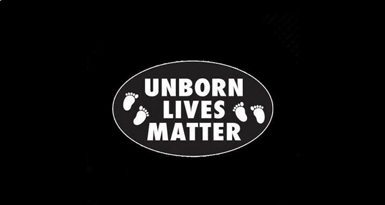 Unborn Lives Matter! Pro choice, that’s a lie, babies never choose to die.“ (Wahlfreiheit ist eine Lüge, Babys entscheiden sich nie für den Tod).
